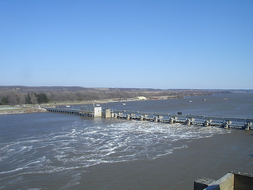 Starved Rock Lock and Dam facility viewed from The Rock. In Wikipedia. https://en.wikipedia.org/wiki/Starved_Rock_State_Park CC BY 2.5, https://commons.wikimedia.org/w/index.php?curid=1313487