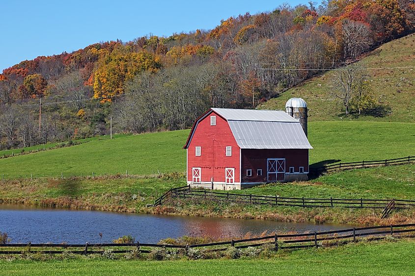 Red barn in Marlinton, West Virginia, USA